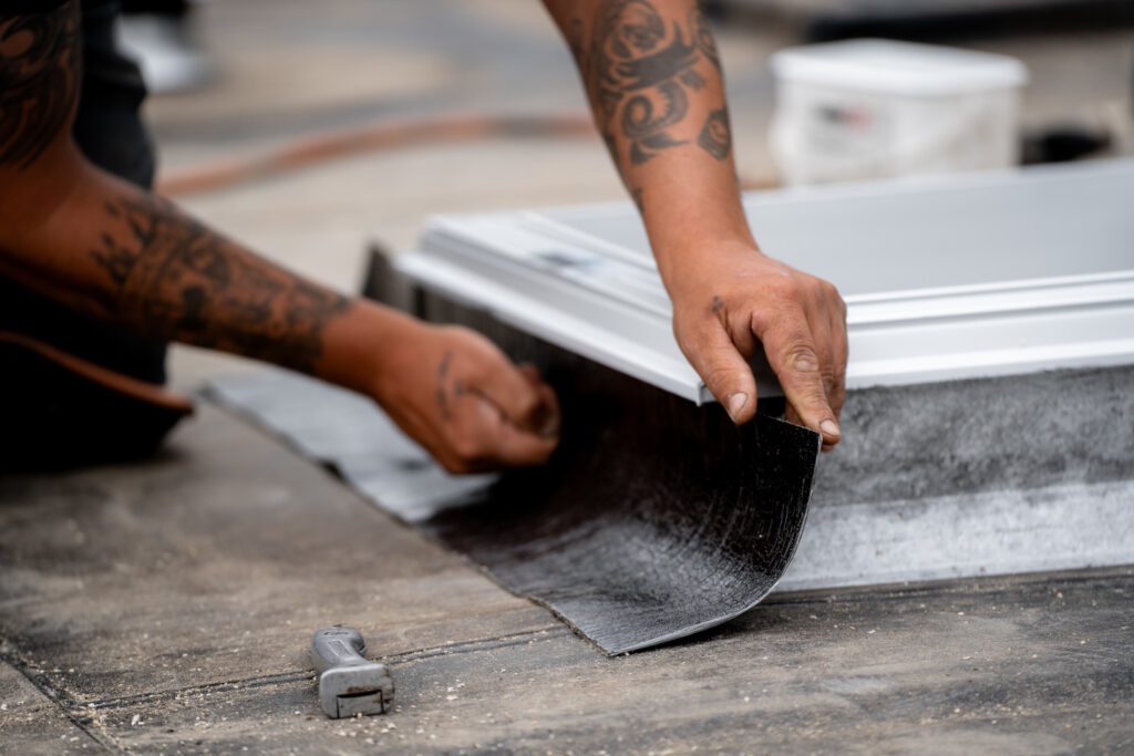 Isolatiemateriaal bijsnijden en plaatsen bedrijfspand