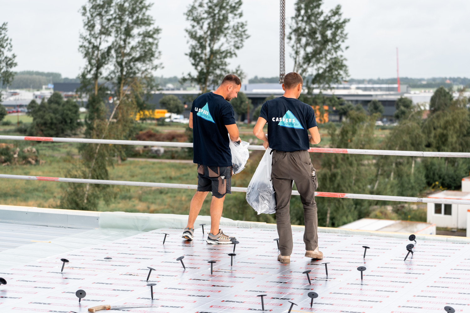 Plaatsen scharnieren voor nieuw dak Heerenveen