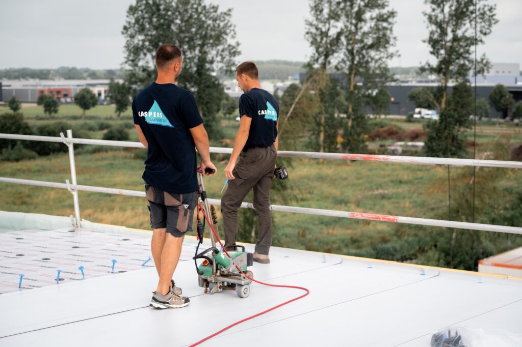 Caspers Dakwerk op locatie bedrijfspand Heerenveen
