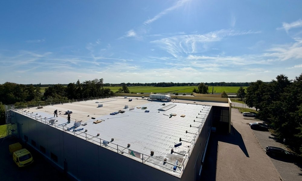 Dakrenovatie 2960 m² bedrijfspand Joure luchtfoto